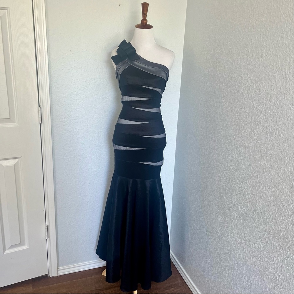 Betsy & Adam One Shoulder Mermaid Gown Size 2